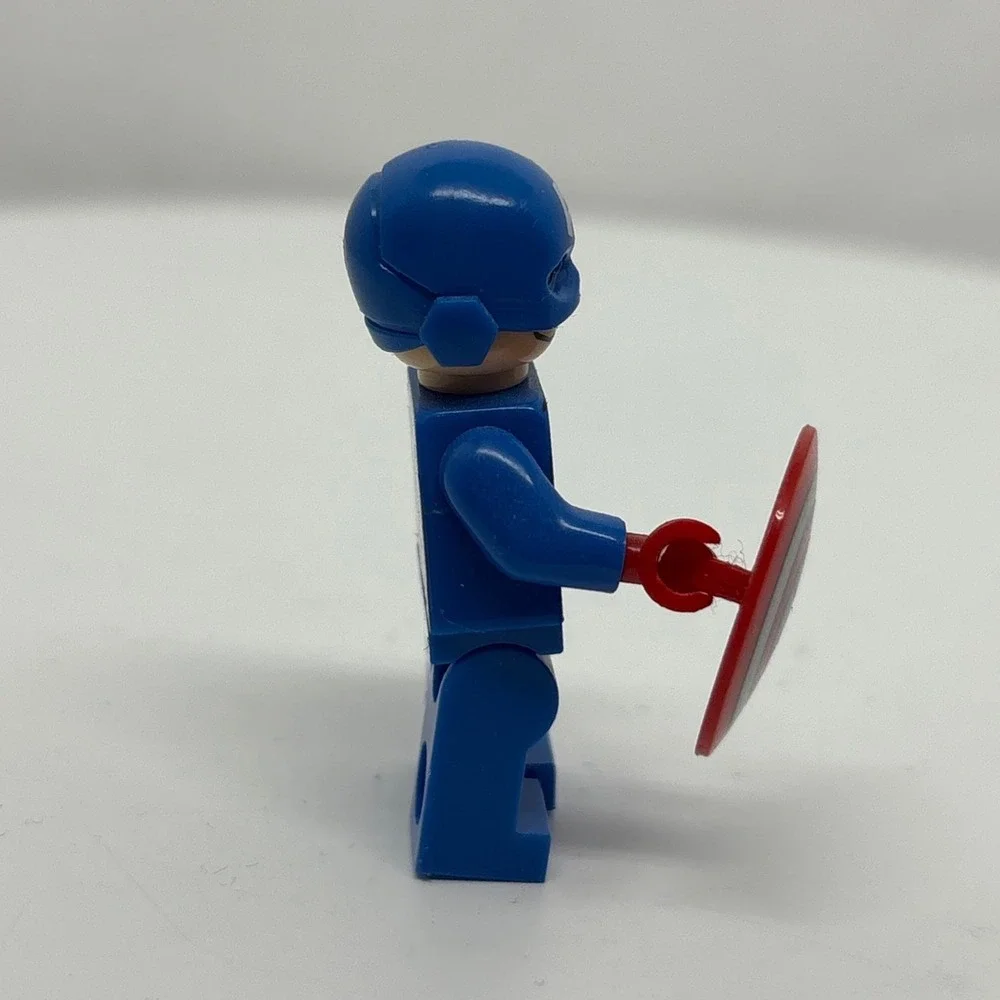 LEGO Marvel Super Heroes Captain America Minifigure with Shield and Helmet 2012